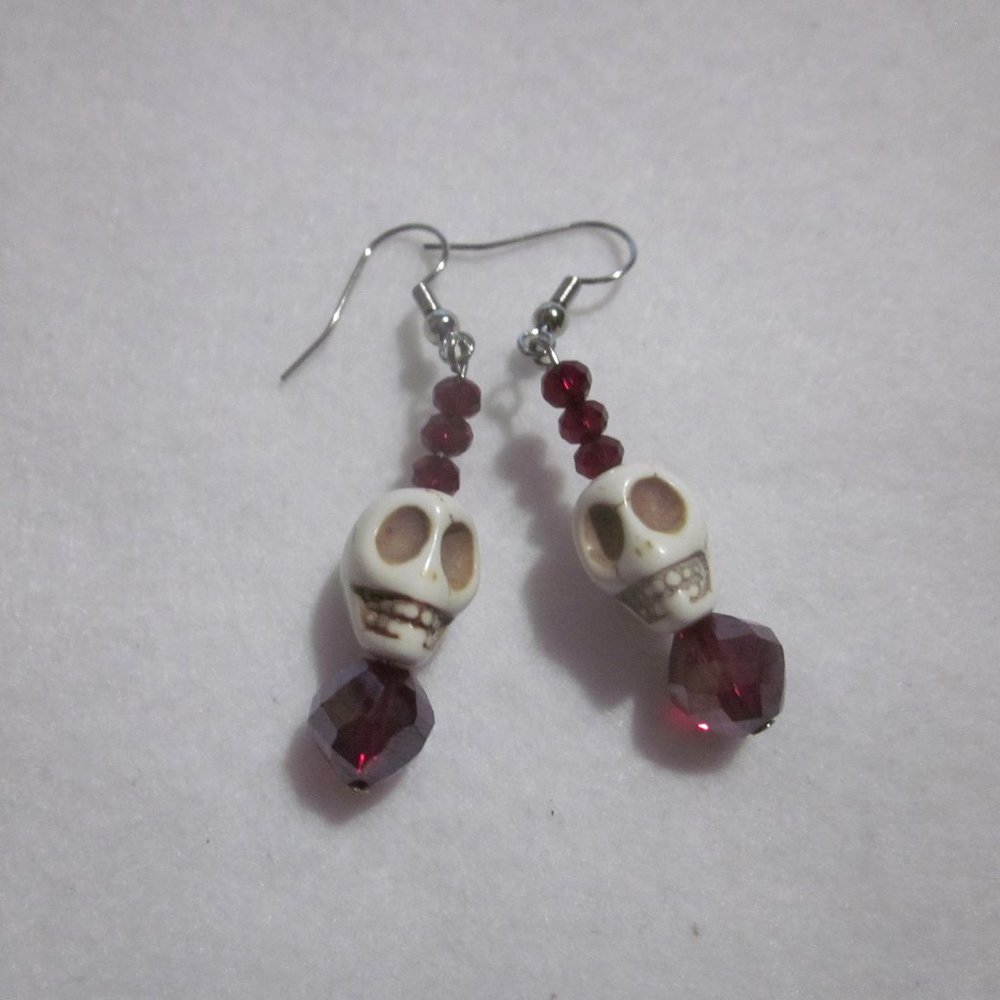 Skull Dangle Earrings.